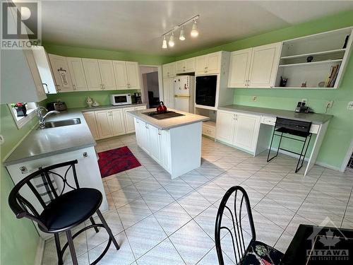 3340 Woodkilton Road, Ottawa, ON - Indoor Photo Showing Kitchen