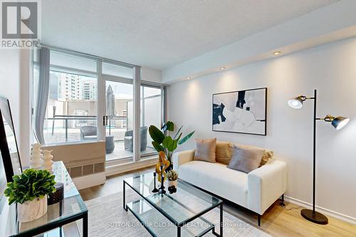 211 - 5500 Yonge Street, Toronto, ON - Indoor Photo Showing Living Room