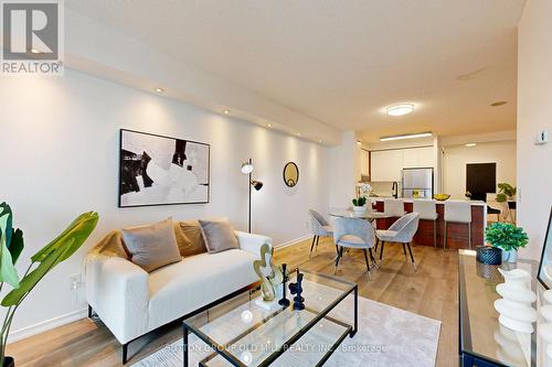 211 - 5500 Yonge Street, Toronto, ON - Indoor Photo Showing Living Room