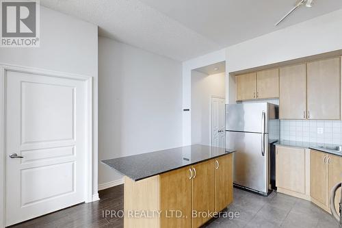 Lph4 - 225 Webb Drive S, Mississauga (City Centre), ON - Indoor Photo Showing Kitchen