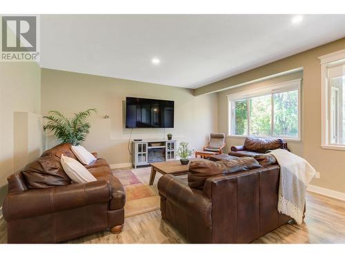 1173 Peak Point Drive, West Kelowna, BC - Indoor Photo Showing Living Room