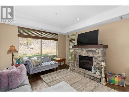 2780 Auburn Road Unit# 106, West Kelowna, BC - Indoor Photo Showing Living Room With Fireplace