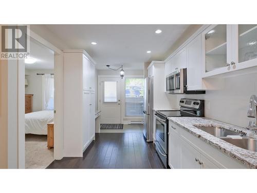 600 Boynton Place Unit# 38, Kelowna, BC - Indoor Photo Showing Kitchen With Stainless Steel Kitchen With Double Sink With Upgraded Kitchen