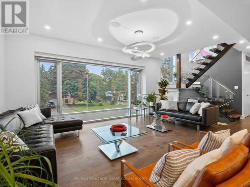 16 Viamede Crescent, Toronto (Bayview Village), ON - Indoor Photo Showing Living Room