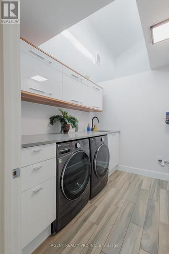 Brigth custom Laundry room - 45 Blackburn Crescent, Middlesex Centre (Kilworth), ON - Indoor Photo Showing Laundry Room