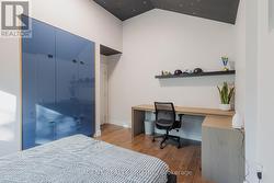 Bedroom 2 with built closet, desk and built in bed - 