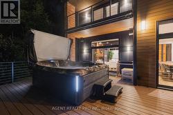 Large hot tub on the the deck - 