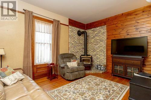 1244 Talbot Street, St. Thomas, ON - Indoor Photo Showing Living Room