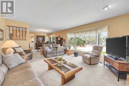 655 Barnaby Road, Kelowna, BC - Indoor Photo Showing Living Room