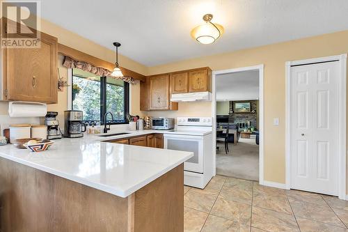 655 Barnaby Road, Kelowna, BC - Indoor Photo Showing Kitchen