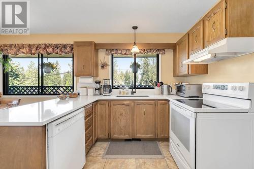 655 Barnaby Road, Kelowna, BC - Indoor Photo Showing Kitchen