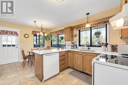 655 Barnaby Road, Kelowna, BC - Indoor Photo Showing Kitchen