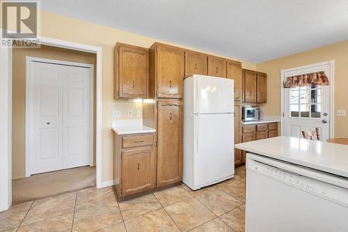 655 Barnaby Road, Kelowna, BC - Indoor Photo Showing Kitchen