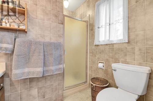 655 Barnaby Road, Kelowna, BC - Indoor Photo Showing Bathroom