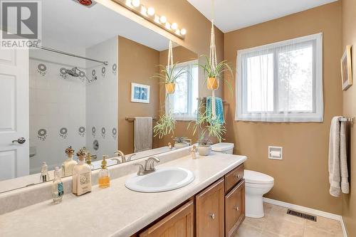 655 Barnaby Road, Kelowna, BC - Indoor Photo Showing Bathroom