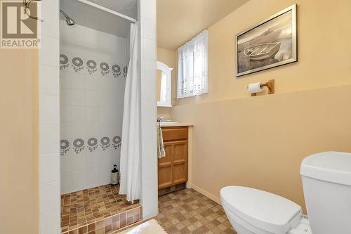 655 Barnaby Road, Kelowna, BC - Indoor Photo Showing Bathroom