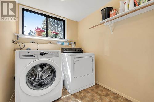 655 Barnaby Road, Kelowna, BC - Indoor Photo Showing Laundry Room