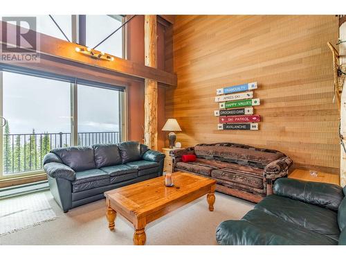 7470 Porcupine Road Unit# 608, Kelowna, BC - Indoor Photo Showing Living Room