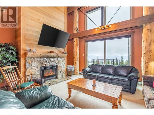 7470 Porcupine Road Unit# 608, Kelowna, BC - Indoor Photo Showing Living Room With Fireplace