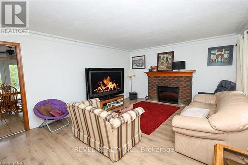 2204 Portage Road, Niagara Falls, ON - Indoor Photo Showing Living Room With Fireplace