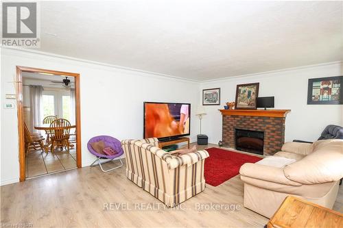 2204 Portage Road, Niagara Falls, ON - Indoor Photo Showing Living Room With Fireplace