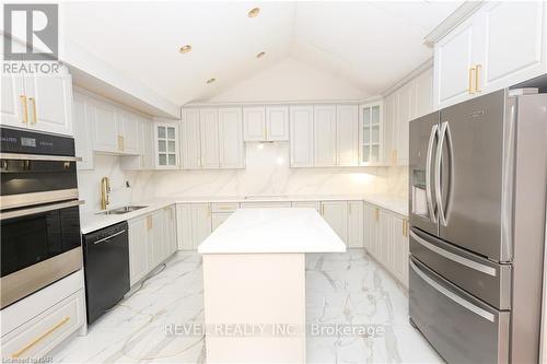 2204 Portage Road, Niagara Falls, ON - Indoor Photo Showing Kitchen With Upgraded Kitchen