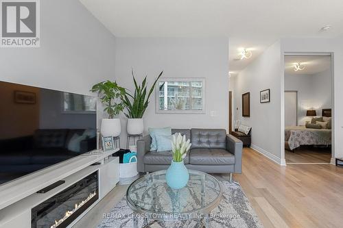 201 - 80 Marine Parade Drive, Toronto (Mimico), ON - Indoor Photo Showing Living Room