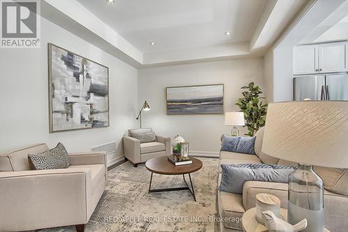 20 Hilts Drive, Richmond Hill, ON - Indoor Photo Showing Living Room