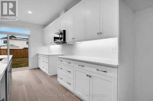 3068 Buroak Drive, London, ON - Indoor Photo Showing Kitchen