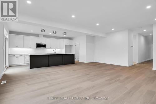 3068 Buroak Drive, London, ON - Indoor Photo Showing Kitchen