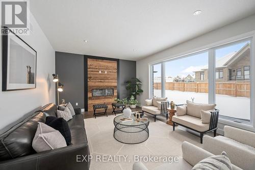 2060 Wickerson Road, London, ON - Indoor Photo Showing Living Room