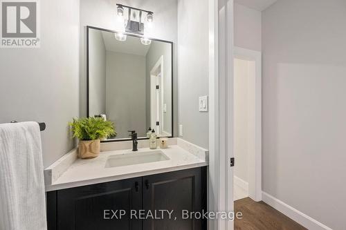 2060 Wickerson Road, London, ON - Indoor Photo Showing Bathroom