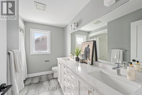 2060 Wickerson Road, London, ON - Indoor Photo Showing Bathroom