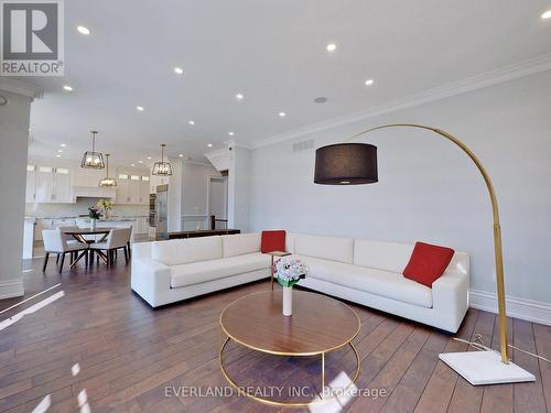 83 Ridgevale Drive, Toronto (Englemount-Lawrence), ON - Indoor Photo Showing Living Room