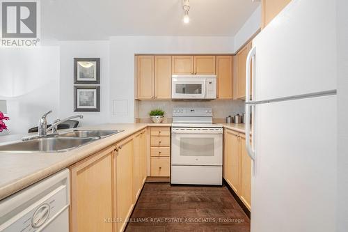 1507 - 388 Bloor Street E, Toronto (Rosedale-Moore Park), ON - Indoor Photo Showing Kitchen With Double Sink