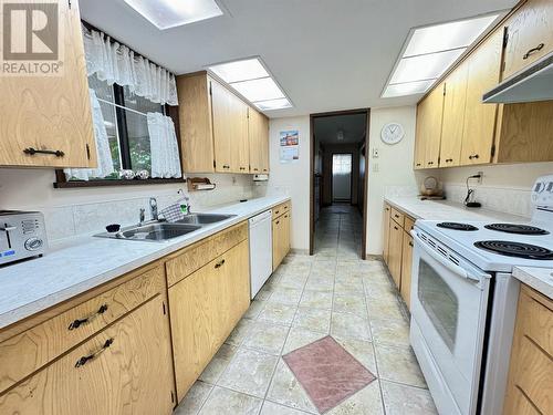 117/105 Sundial Road, Oliver, BC - Indoor Photo Showing Kitchen With Double Sink