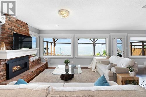 39 Woodbridge Drive, Amherstburg, ON - Indoor Photo Showing Living Room With Fireplace