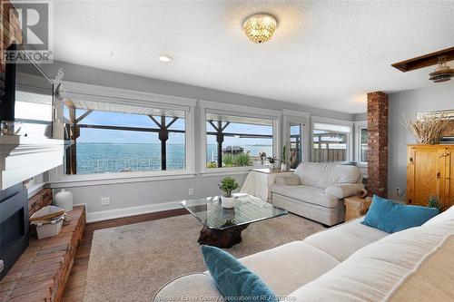 39 Woodbridge Drive, Amherstburg, ON - Indoor Photo Showing Living Room With Fireplace