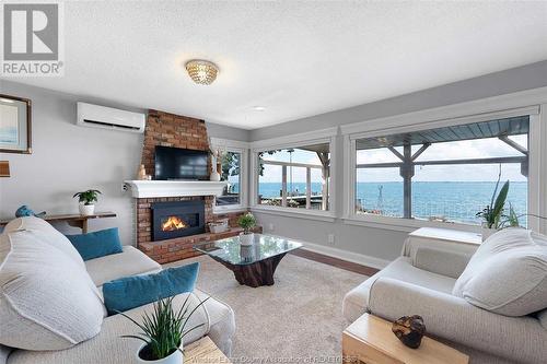 39 Woodbridge Drive, Amherstburg, ON - Indoor Photo Showing Living Room With Fireplace