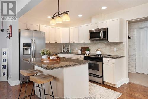 39 Woodbridge Drive, Amherstburg, ON - Indoor Photo Showing Kitchen With Upgraded Kitchen