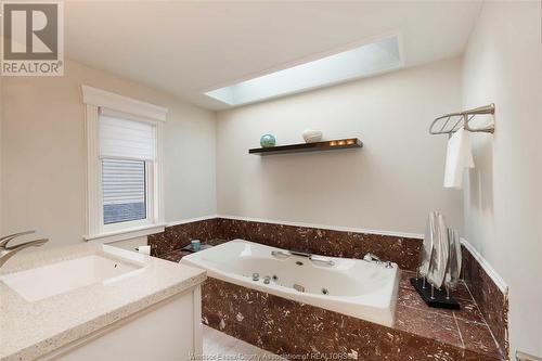 39 Woodbridge Drive, Amherstburg, ON - Indoor Photo Showing Bathroom