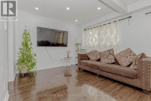 197 Fleetwood Crescent, Brampton (Southgate), ON - Indoor Photo Showing Living Room