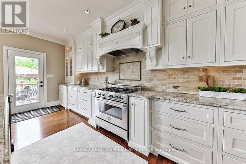 2115 Cunningham Court, Milton (Moffat), ON - Indoor Photo Showing Kitchen With Upgraded Kitchen