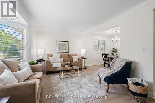 344 First Avenue N, Welland, ON - Indoor Photo Showing Living Room