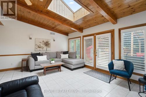 344 First Avenue N, Welland, ON - Indoor Photo Showing Living Room