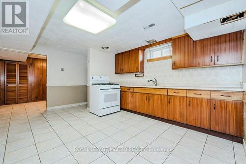 967 Mohawk Road E, Hamilton (Huntington), ON - Indoor Photo Showing Kitchen