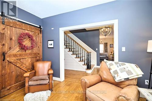 736 Chantler Road, Pelham, ON - Indoor Photo Showing Living Room