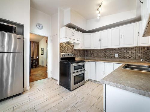 Kitchen - 7510 Ch. Guelph, Côte-Saint-Luc, QC - Indoor Photo Showing Kitchen With Double Sink With Upgraded Kitchen