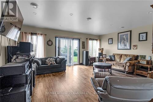 17390 Mcphail Road, South Stormont, ON - Indoor Photo Showing Living Room