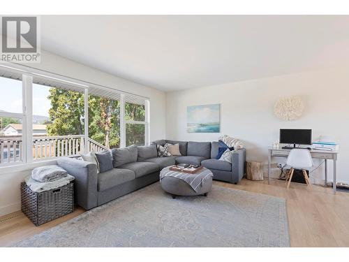 2490 Sexsmith Road, Kelowna, BC - Indoor Photo Showing Living Room